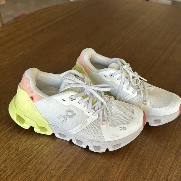 On and cloud - Picture 4 of 7